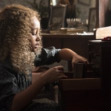 Alice e Peter: Keira Chansa in una scena