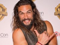 Jason Momoa fa una sorpresa alla figlia di Dwayne Johnson per il suo compleanno (VIDEO)