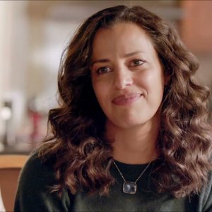 Manifest 3: Athena Karkanis in una scena della serie