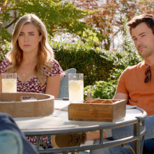 Manifest 3: Melissa Roxburgh e Matt Long in una scena della serie