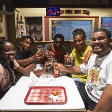 Zero: il giovane cast in una scena della serie