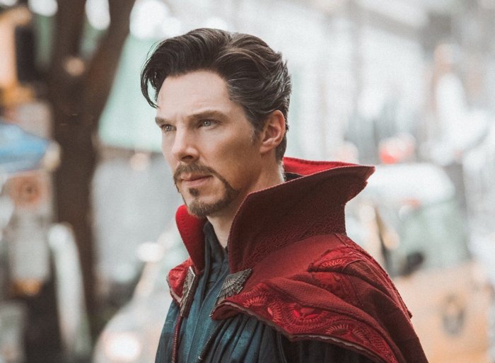 Doctor Strange 2: Benedict Cumberbatch non mostra il volto su Zoom "perché sarebbe uno spoiler"