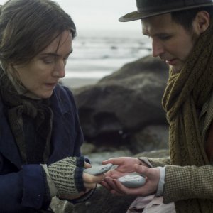 Ammonite - Sopra un'onda del mare: Kate Winslet in una scena del film