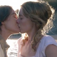 Ammonite - Sopra un'onda del mare: Kate Winslet, Saoirse Ronan in una scena