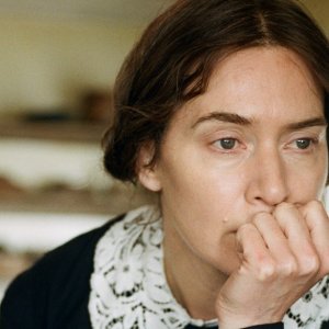 Ammonite - Sopra un'onda del mare: Kate Winslet in una scena