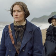 Ammonite - Sopra un'onda del mare: Kate Winslet, Saoirse Ronan durante una scena