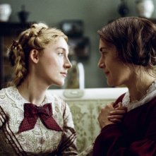 Ammonite - Sopra un'onda del mare: Kate Winslet, Saoirse Ronan in una scena del film