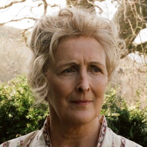 Ammonite - Sopra un'onda del mare: Fiona Shaw in una scena