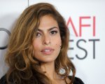 Eva Mendes e le sculacciate ai bambini: il suo post sui social divide i fan