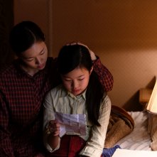 Minari: Ye-ri Han e Noel Cho in una scena