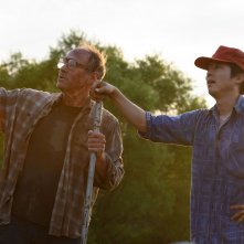 Minari: Steven Yeun e Will Patton in una scena