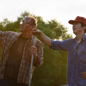 Minari: Steven Yeun e Will Patton in una scena