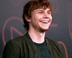 American Horror Story 10: Evan Peters interpreterà una Drag Queen (FOTO)