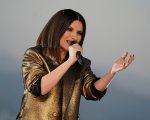 Oscar 2021, Laura Pausini vestita d'oro per la sua performance di Io Sì (FOTO)