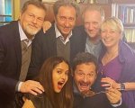Salma Hayek e Paolo Sorrentino: nella foto di gruppo a Roma, tiramisù e allegria