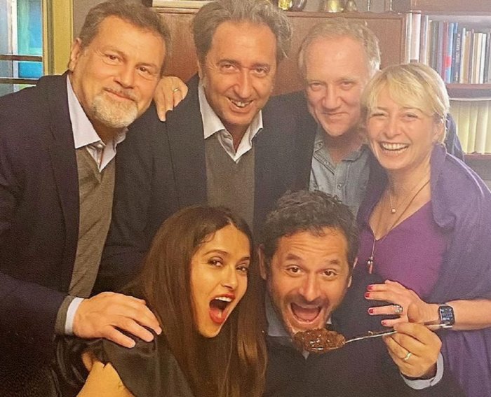 Salma Hayek e Paolo Sorrentino: nella foto di gruppo a Roma, tiramisù e allegria