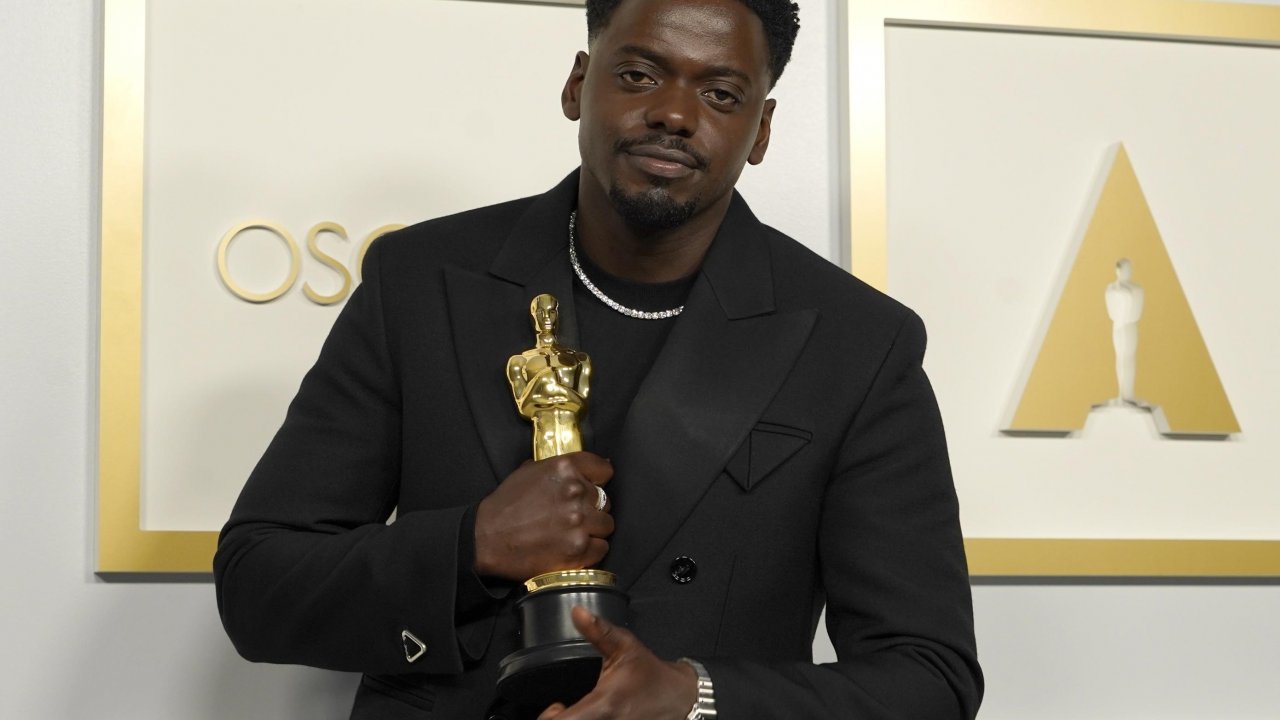 Daniel Kaluuya con il premio Oscar