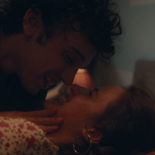 Di notte, sul mare: Angela Curri e Nicolas Orzella durante una scena