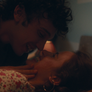 Di notte, sul mare: Angela Curri e Nicolas Orzella durante una scena