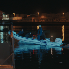 Di notte, sul mare: una scena