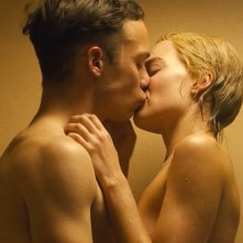 Dreamland: Margot Robbie e Finn Cole in un bacio appassionato