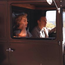 Dreamland: Margot Robbie e Finn Cole in un camioncino