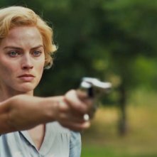 Dreamland: Margot Robbie mentre punta una pistola