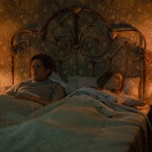 L'apparenza delle cose: Amanda Seyfried e James Norton in una scena