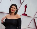 Oscar 2021: Laura Pausini a mani vuote, ma si consola con un hamburger