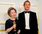 Oscar 2021: Brad Pitt si commuove consegnando la statuetta alla coreana Yoon Yuh-jung