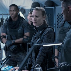 La guerra di domani: Yvonne Strahovski in una scena corale