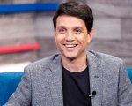 Ralph Macchio: i suoi due figli sono cresciuti e gli somigliano tantissimo (FOTO)