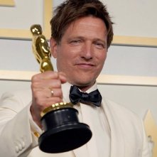 Un altro giro: il regista Thomas Vinterberg stringe in mano l'Oscar
