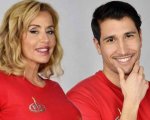 Valeria Marini e Gianmarco Onestini: bacio sotto le stelle di Supervivientes