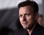 Ewan McGregor spiega come è stato istruito alle scene di sesso gay per la serie Halston