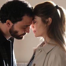Chiamami ancora amore: Simone Liberati e Greta Scarano in un'immagine della serie