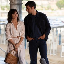 Rifkin's Festival: Gina Gershon con Louis Garrel in una scena