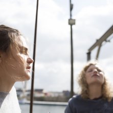 E domani il mondo intero: Mala Emde e Luisa-Céline Gaffron in una scena del film