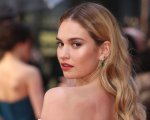 Lily James ammette che 'ci sarebbe molto da dire' sulle sue foto con Dominic West