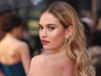 Lily James ammette che 'ci sarebbe molto da dire' sulle sue foto con Dominic West