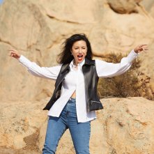 Selena la serie, parte 2: Christian Serratos in una scena