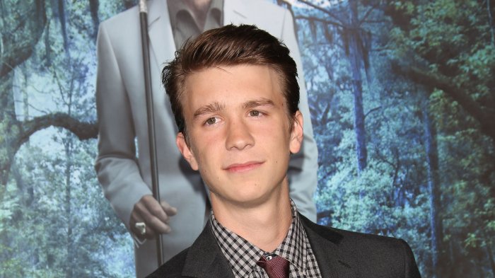Thomas Mann protagonista della comedia romantica About Fate accanto a Emma Roberts