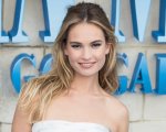 Lily James irriconoscibile nei panni di Pamela Anderson nelle foto dal set della serie Pam & Tommy