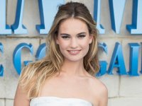 Lily James irriconoscibile nei panni di Pamela Anderson nelle foto dal set della serie Pam &amp; Tommy