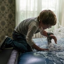 The Conjuring: Per Ordine Del Diavolo, una spaventosa immagine di un materasso ad acqua che artiglia Julian Hilliard