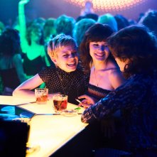 Noi, i ragazzi dello zoo di Berlino: Jana McKinnon e Lea Drinda in una scena della serie