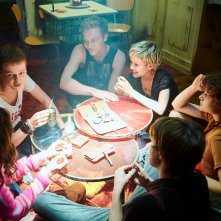 Noi, i ragazzi dello zoo di Berlino: il cast in una scena della serie