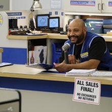 Superstore: Colton Dunn in una scena della sesta stagione