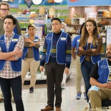 Superstore: il cast in una scena della stagione 6