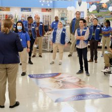 Superstore: il cast in una scena della sesta stagione